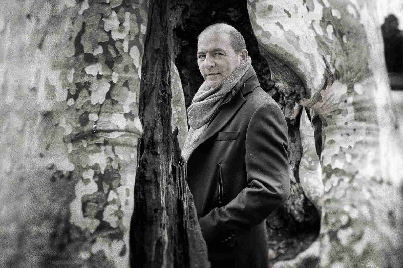 Mauro Rivetti svela «Chi uccide racconta»: il nuovo romanzo giallo nato dal quadro «Cammino», che sarà esposto il 10 ottobre nel Complesso Monumentale di San Domenico di Alba